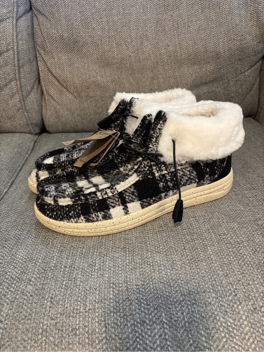 Lamo Black Plaid Hi-Top Moccasins Woman’s Sz 11